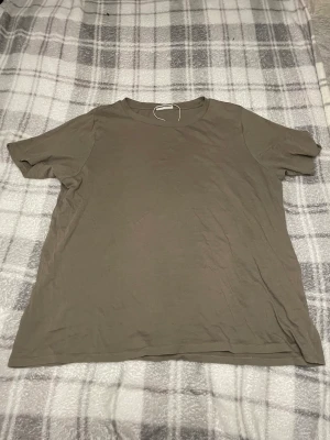 Basic T-shirt  - Basic T-shirt från Gina tricot i storlek Large. Fint skick.