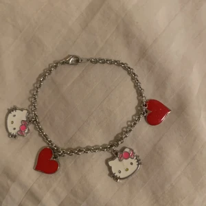 Hello Kitty armband - Jag kommer inte ihåg var jag köpte den här den är kanska stor folk som är  ungifär 12 -15 kan ha på sig den men det brorpå hur stor handled du har <33 