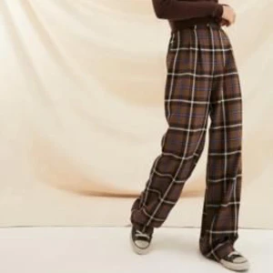 Urban outfitters byxor strl S - Skitsnygga byxor som jag tyvärr inte kunnat använda då de är för långa (jag är 160 cm lång). Köparen står för frakt :)