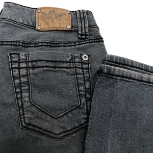 Lågmidjade jeans från River Island stl 12 - Ett par snygga lågmidjade jeans från River Island i stl 12❤️‍🔥 De liknar true religion jeansen med sina ikoniska kontrastsömmar. De har även glittrig tråd invävt i tyget. Det finns små täcken på användning⭐️ Midja-76cm Innerbenslängd-78cm Köp nu är på💋 