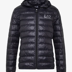 EA7 - Säljer min helt nya armani jacka då den är för stor på mig, knappt använd och i bra skick. Funkar både till killar och tjejer. 