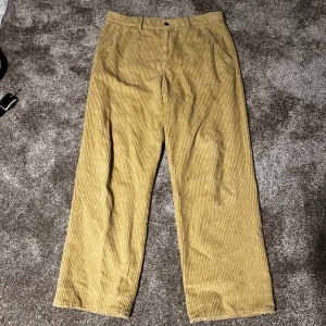Baggy OUR LEGACY Manchester/Corduroy byxor - Our legacy byxor i storleken 30x28. Byxorna var från början 30x32. Sydde upp de så de fick bättre form. De är i mycket bra skick bortsett någon minifläck längst ner på byxan som jag aldrig märkt. Kan ej hitta samma modell online, liknande modeller: 4000kr