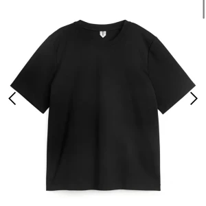 Svart t-shirt - Säljer min svarta heavyweight t-shirt från ARKET. Orginalpris: 390kr mitt pris: 200kr, aldrig använd