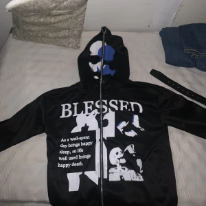 Zip hoodie - En fullzip hoodie i storlek S, aldrig använd så nyskick. Säljer då den var för liten.