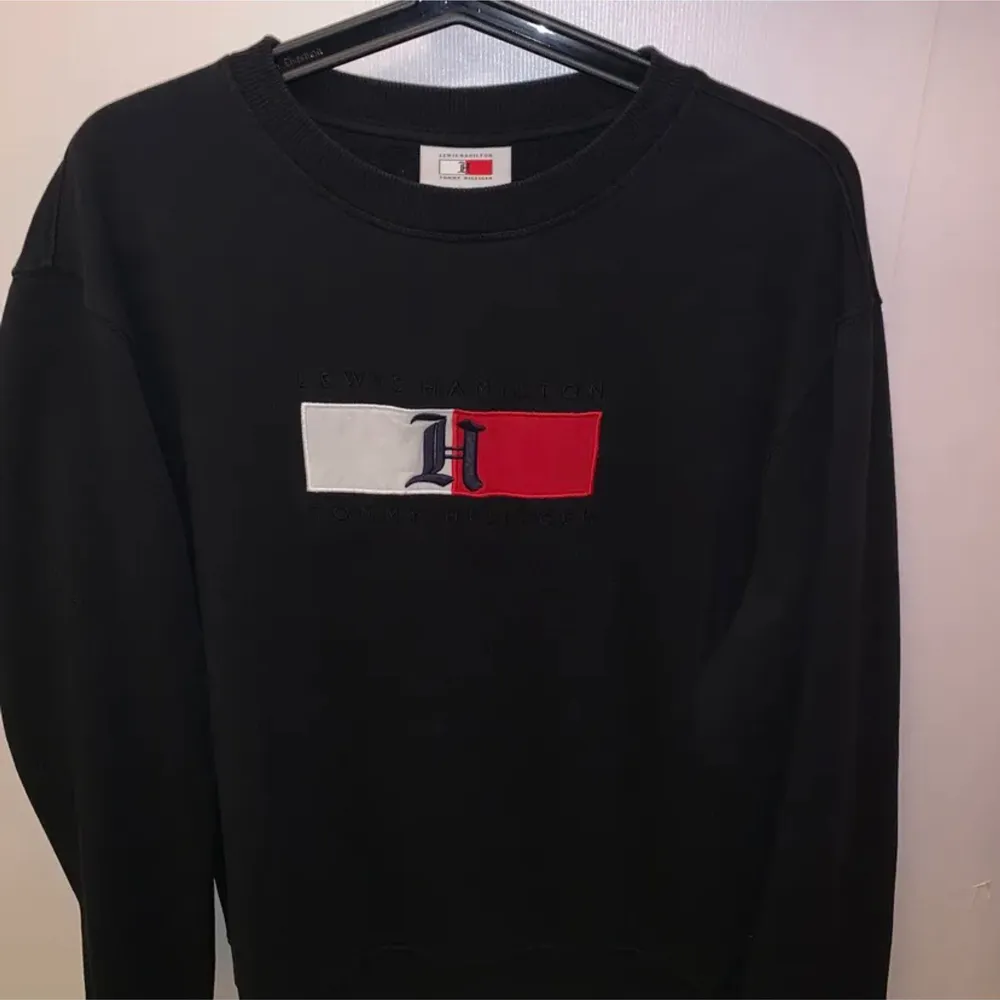 Tommy hilfiger x Lewis Hamilton  Sweatshirt  Asos pris 1550kr . Tröjor & Koftor.