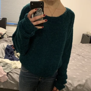 Grön/blå stickad tröja - Stor stickad tröja super mysig och gosig nu till vintern (tryck inte köp nu utan skriv till mig:)) passar alla storlekar (jag har storlek s och vikt in den i byxorna)