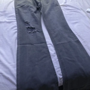 Bootcut jeans herr  - I nyskick. Etiker sitter kvar på de. Enbart testade. Säljer pga de satt ej på mig som förväntat. Storlek 30/32 eller passar alla mellan 175-180cm beroende på hur man vill att de ska sitta!