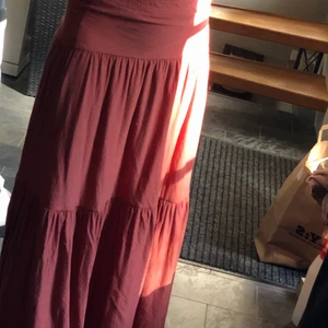Kjol från BikBok, XS - En jätte fin lång kjol från BikBok i storlek XS. Använd fåtal ggr. Pris på den här kjolen är 100 då jag knappt använt kjolen. Betalning via Swish och köparen står för frakten 💕