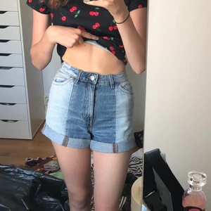 Shorts - Jeansshorts från monki! Köpte förra sommaren, och har använt dem några gånger. Frakt tillkommer på 40kr