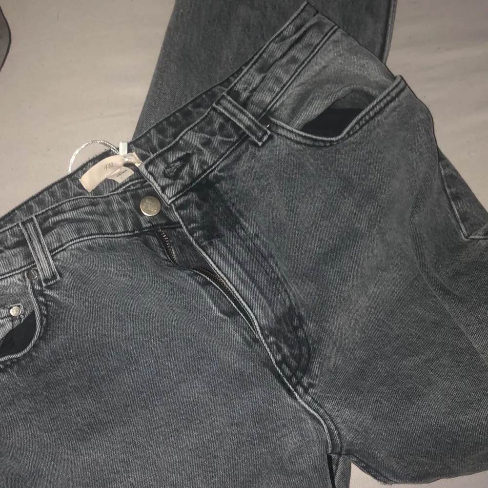 Säljer dessa då jag måste köpa nya för jag har inga jeans som sitter bra å börjat gymnasiet om 1 vecka💕 help a Girl out, säljer dessa dem är från sellpy men gilalr inte hur dom sitter på mig så säljer dem storlek 42💕. Jeans & Byxor.