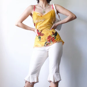 Sammetslinne - • AS NEW! BEAUTIFUL YELLOW VELVET RED FLOWER PRINTED CAMISOLE TOP WITH PINK SHOULDER STRAPS  • SIZE - L/ EU 40/42 / US 12/ UK 16 • BRAND - Odd Molly • MATERIAL - 75% viscose, 25% polyamide