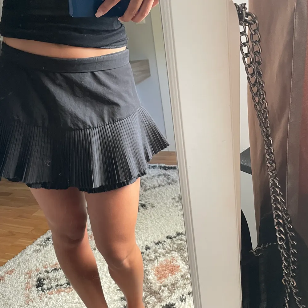 Söt svart kjol från Zara med insydda shorts ! 💞. Kjolar.