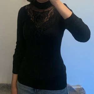 Svart tröja med hög krage - Svart tröja i gott skick med hög krage. Passar storlek S-M 