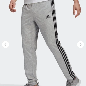 Adidas byxor - Säljer ett par helt oanvända adidas byxor pågrund utav att dom är för små för mig hör av er vid intresse, köpta för 500 säljer för 400 pris kan diskuteras