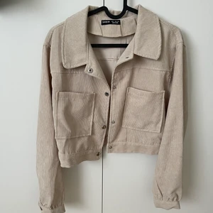 Mocka jacka  - Fake mocka jacka i kortare modell med knappar. 