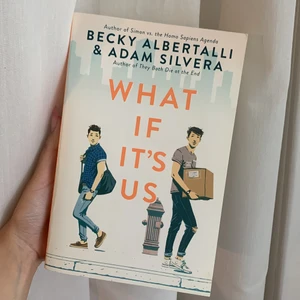 bok — “what if it’s us” becky albertalli & adam silvera - storpocket i helt nytt skick, på engelska :p skriven av becky albertalli & adam silvera (samma författare som har skrivit ”they both die at the end”). frakt kostar 57kr!