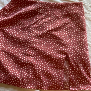 Tajt sommar kjol - Fin sommar kjol med slits den är i den tajtare passformen och ska sitta mer ”mot” kroppen💕