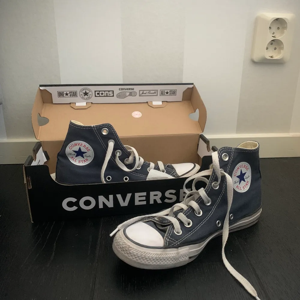Jag säljer mina äkta converse pga att d inte används å är använda ca 2 gånger å fick de i slutet av juni💘. Skor.