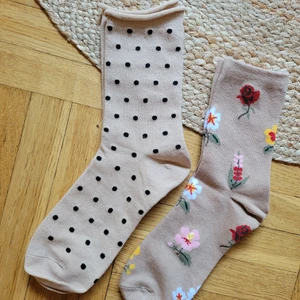 Strumpor 36-38  - Strumpor säljs 1 st 40:- eller båda 75:- Beige strumpor m svarta prickar Beige med blommor.  Stl 36-38  Nya! Oanvända Frakt tillkommer.