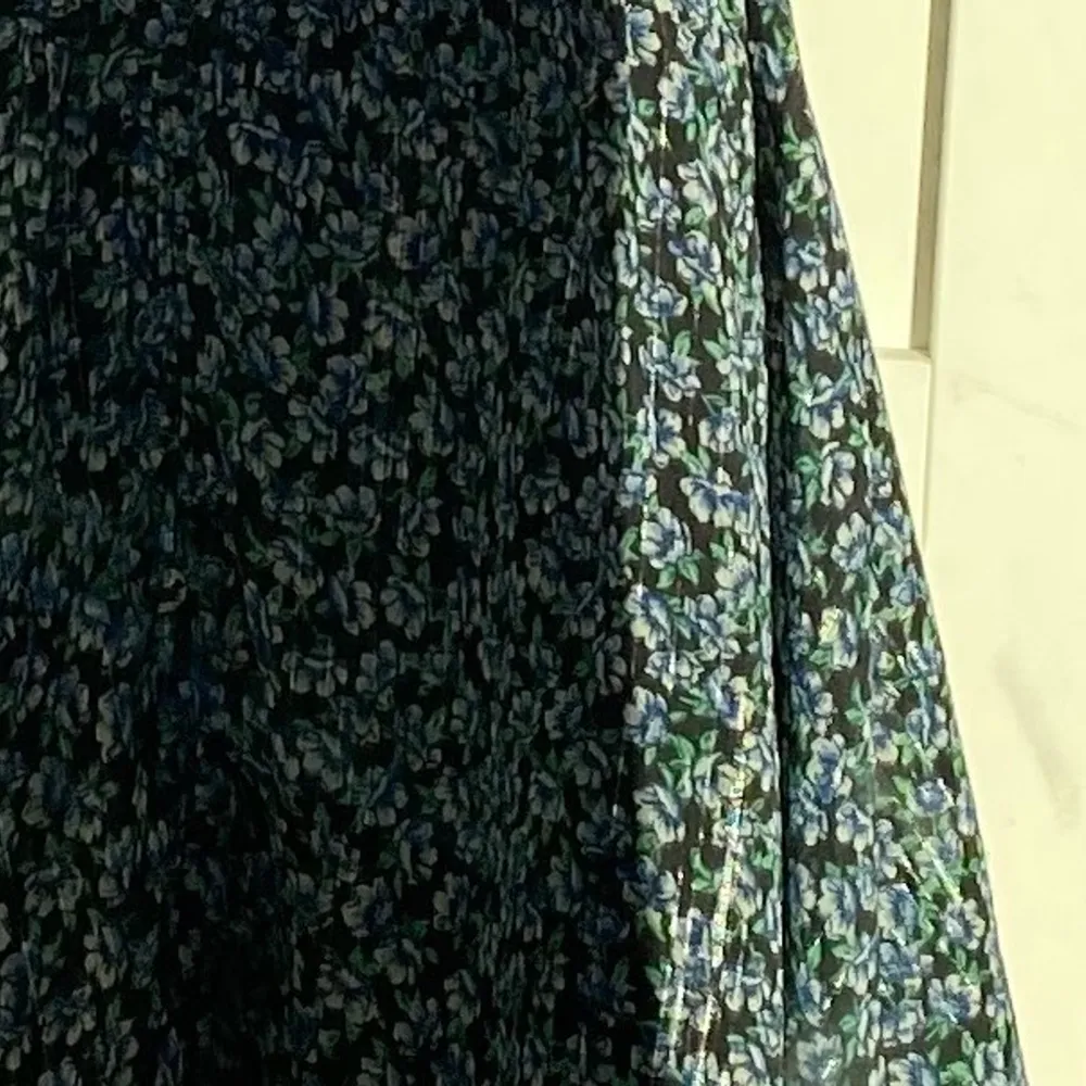 Zara klänning med blommönster, storlek M. Klänningar.