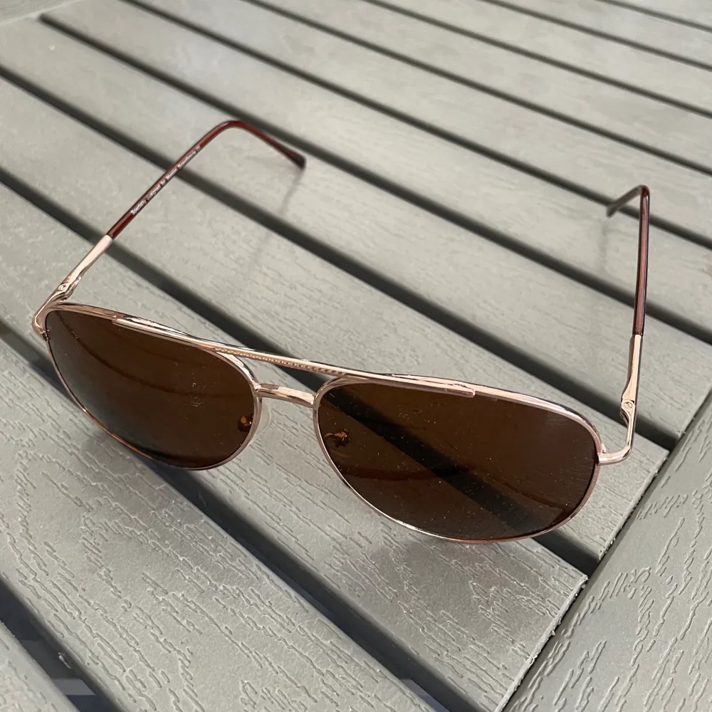 Perfekta solglasögon till sommaren från ur&penn med brunt glas och guldig ram. I modellen pilot. Köpta för 50kr. Aldrig använda.💕💕. Accessoarer.