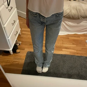 Zara mid rise  - Säljer mina populära jeans får zara i modellen ”straight mid rise” i storlek 34! Säljer dom då jag tyckte att de va lite för långa på mig som är 160 cm. Endas använda 2 gånger! 