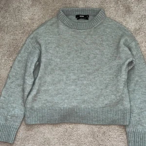 Bik bok/alpaca blend tröja - En fin grön stickad tröja från bik bok. Bra skick använd cirka 3-5 gånger💓 storlek xs men passar även xxs! Hör av er för funderingar