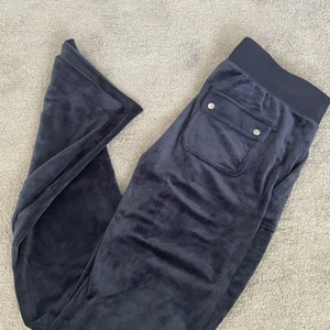 Juicy Couture mjukisbyxa, mörk blå - Juicy Couture mjukisbyxa i mörkblå köpta ifrån Nelly. storlek s, använd en gång. Dem är som nya. OBS inga byten, köparen står för frakten!!