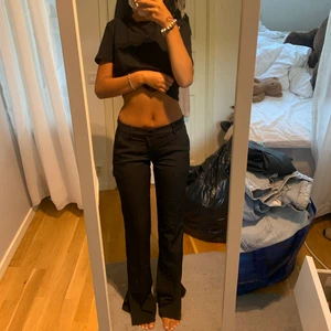 Kostymbyxor - ⚠️TRYCK EJ PÅ KÖP DIREKT⚠️ Jätte fina trendiga low waisted kostymbyxor från bikbok, köpte dom i en för liten storlek så har aldrig använd dom & hann inte lämna tillbaks !! Kan även tänka mig att byta ifall någon har de i storlek 36!!