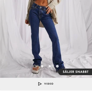 Jeans - Säljer mina helt nya jeans då jag köpte fel storlek! Små i storlek. Så sjukt snygga i färg och passform, tar ofta slut!💙💙 Köpta för 429:-