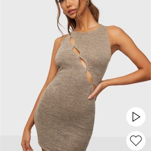 Klänning från Nelly  - Klänning med håldetaljer från Nelly, oanvänd med lapparna kvar! 