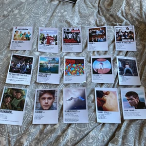One direction album - Jag säljer bilder med one directions band och solo albums där låtarna står. Jag har använt de som prydnad på väggen. Dem är i bra skick. Tänker mig alla (15) för 50 kr. Eller 1 för 4 kr. Man betalar frakten själv och jag fotar när jag postar:)