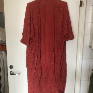 Blommig bohemisk kaftan roströd - Jättefin kaftan med broderade blommor. Storlek s-m. Broderier har lite lösa trådar, repat upp sig på vissa ställen med inget som stör helheten