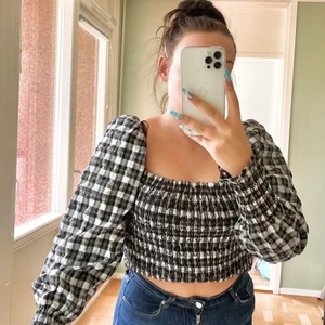 Tröja med puffärm - Rutig söt topp med puffärmar och fyrkantig halsringning. Smalare vid handlederna. Väldigt strechigt material runt byst och mage.