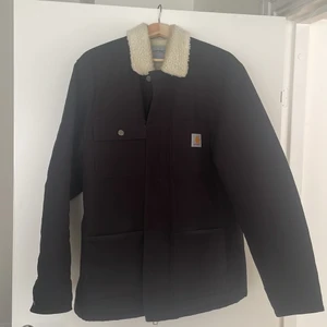 Carharrt fairmount coat L - Nyskick, använd en gång med fodrad insida. Så den är inte ”inanvänd”. Sitter ”normalt” på en kille på 180cm.
