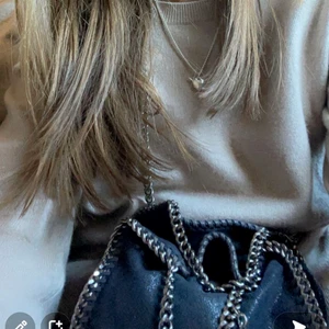 Stella mc cartney väska  - Ska kolla intresset på denna stella mccartney väska i mörkblått. Är i völdigt bra skicka förutom att dne har några svarta fläckar på insidan av väska men inget man ser utanpå. Skulle kunna tänka mig att byta mot en annan väska också!❤️