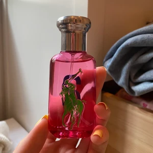 Parfym  - Ralph lauren parfym, 30 ml nr 2💗 använt ca 2 gånger bara helt full nästan 