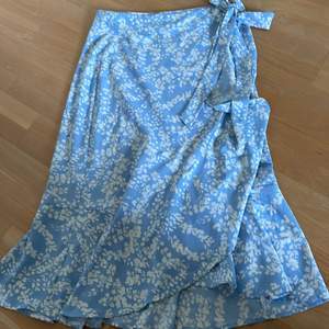 En super fin och somrig kjol från Gina, är i storlek 42 men passar fler då den är knyte.  (frakt blir kostnad för frimärken)
