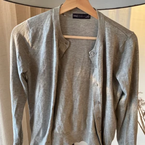 Kofta - KÖP 3 BETALA FÖR 2 PÅ ALLT Grå kofta köpt i julas. 