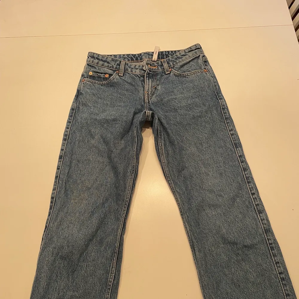 Weekday Low arrow jeans som nästan är helt oanvända 💞 Köpta för 700. Jeans & Byxor.