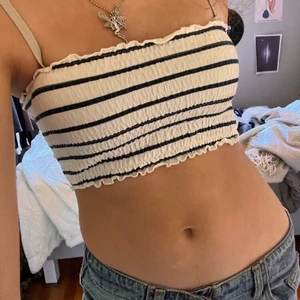 Randig tubtopp - Säljer denna tubtopp med marinblå, nästan svarta, ränder!! Är stretchig och i bra skick<33 skriv för mått osv