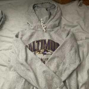 Hoodie med tryck  - Snygg hoodie, storlek XS men kan passa någon med storlek M också beroende på hur man vill att den ska sitta💕 nypris 399, pris kan diskuteras.