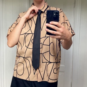 T-shirtskjorta - Oversized t-shirtskjorta jag använt mycket i mina dagar men tröttnat på. Jättefint skick fortfarande dock! 