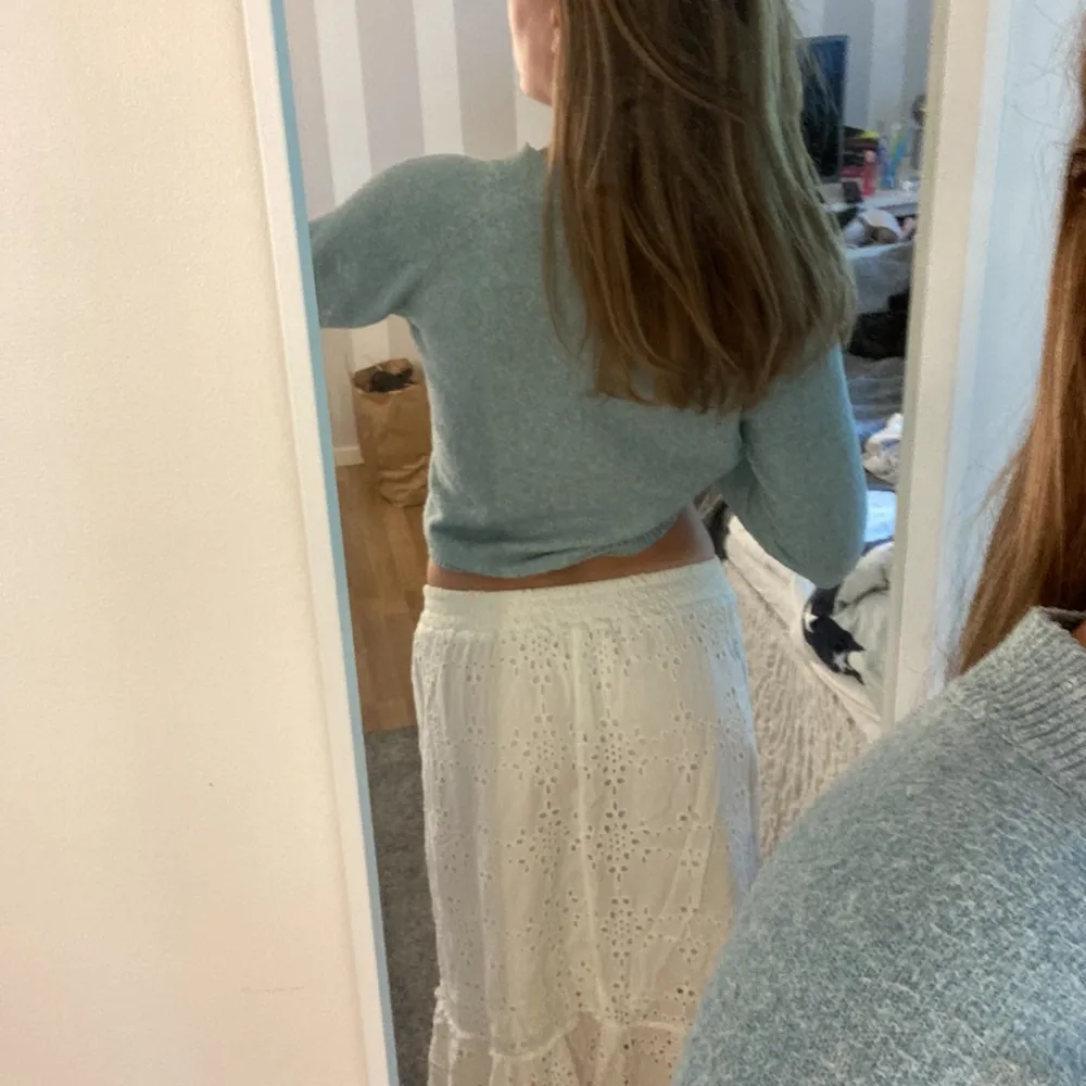 Hejsan! Säljer denna kjolen nu för sommaren är snart över och vill att någon ska få njuta av denna fina kjol de sista! Den är köpt på Kappahl för ungefär 300kr 🤍. Kjolar.