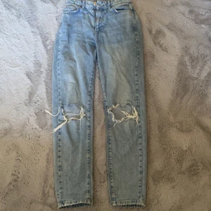 Håliga jeans st 32 - Bra skick, använda ca 5-6 gånger. Jag säljer dessa för det är för stora för mig och inte min stil!