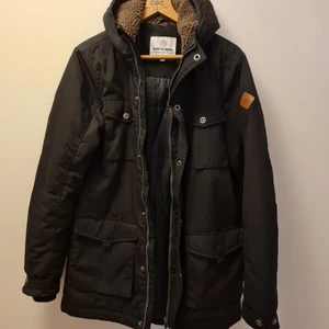 North bend jacka storlek S - North bend jacka storlek S Använda 2 gånger ser ut som ny Köpt från Team Sportia för 1600kr  Kommer från ett Rökfritt och Djurfritt hem