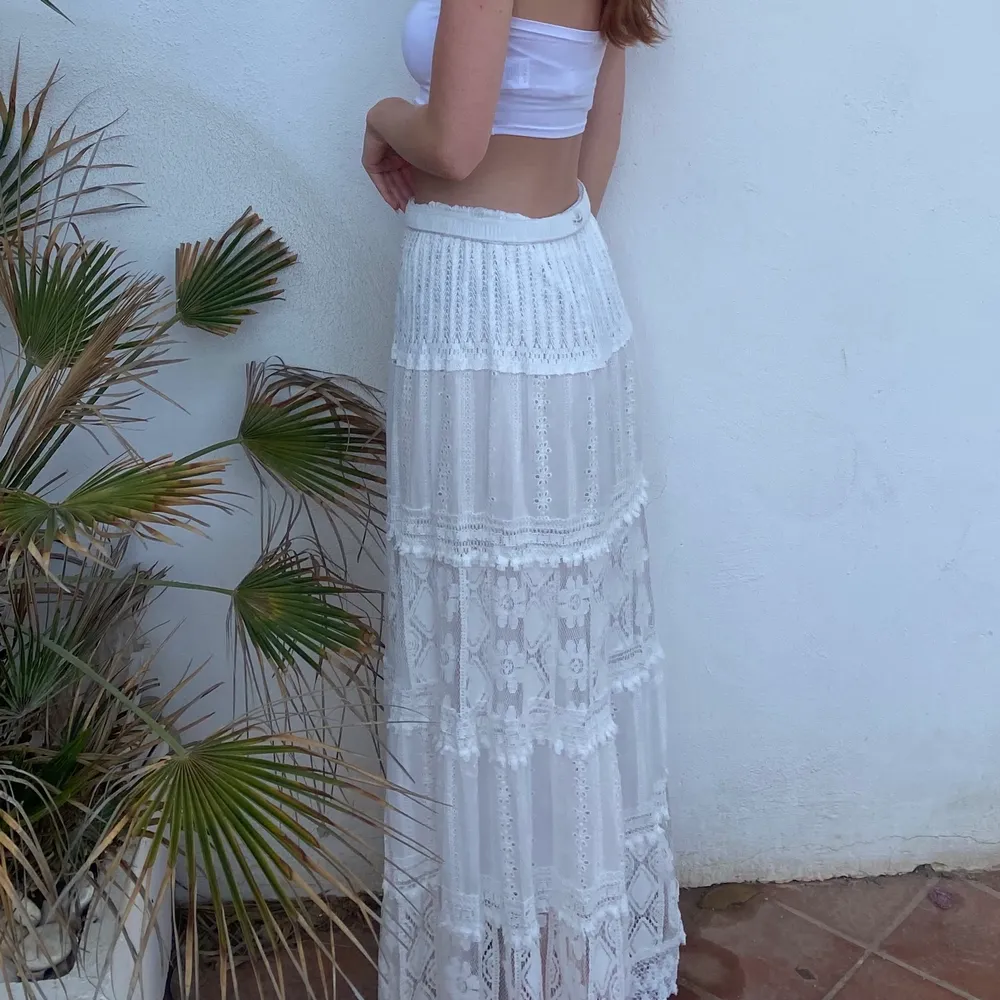 Superfin vit lång kjol med spetsdetaljer som jag köpt i Spanien, säljer då den är lite för lång för mig. Är 161 cm lång. Det står M/L på lappen men har vanligtvis stl xs och den sitter bra förutom längden!💓. Kjolar.