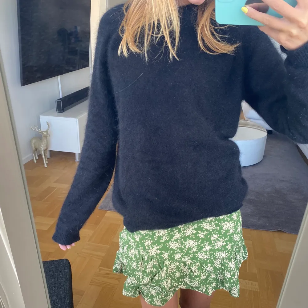 Fin grön blommig kjol från Urban outfitters💓. Kjolar.