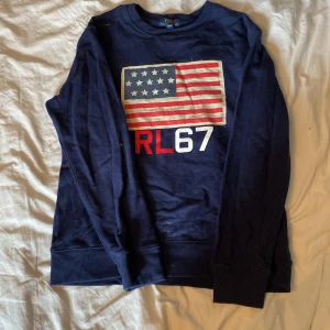 Ralph lauren tröja  - Ralph lauren tröja i storlek 14-16 år. Aldrig använt och är fullt hel. Ordinarie pris 1000kr men väljer att sälja för 500kr plus frakt.