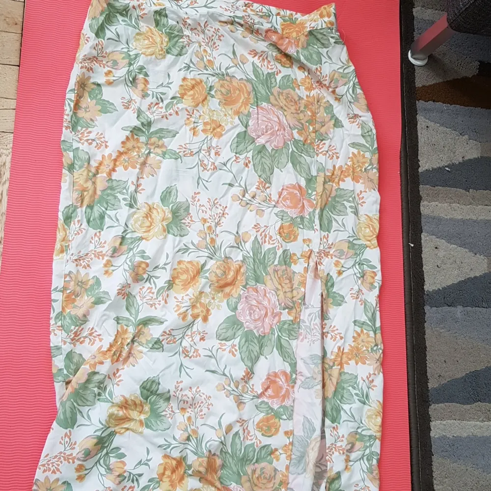 En väldigt fin blommig kjol från monki. Endast använd 1 gång. Säljer för att den är för stor på mig. . Kjolar.